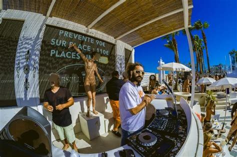 Bronzer, danser et baiser tout nu… À la pool party de l’Absolu – La