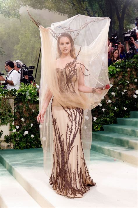 Lana del Rey erscheint zur Met Gala 2024 in einem “Die Schöne und das