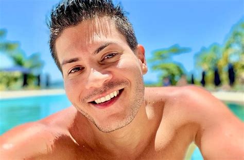 arthur aguiar inicia  em cenario paradisiaco