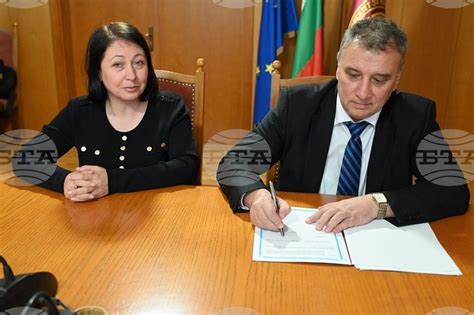 Катедрата "Медии и обществени комуникации" на УНСС вече официално е ...