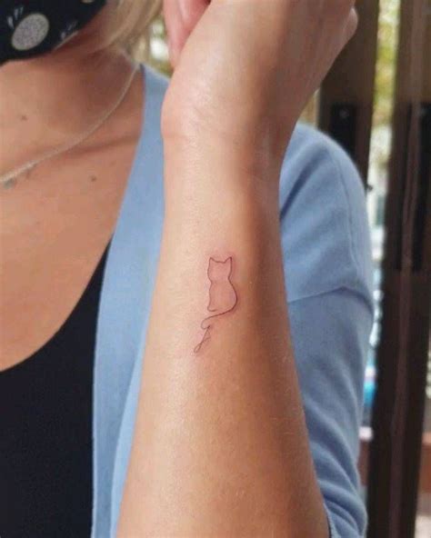 Minimalist cat tattoo on the wrist. | Idee per tatuaggi, Tatuaggi minimalisti, Tatuaggi