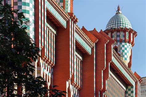 В Барселоне открыли для посетителей первый дом Гауди