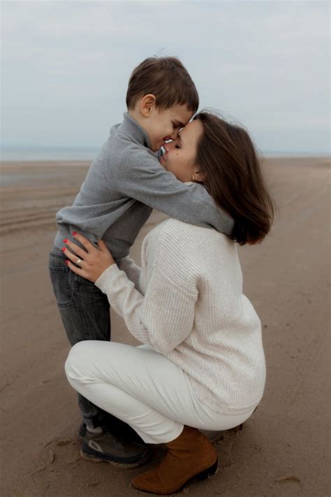 Мама с сыном | Mother son photography, Family photoshoot poses, Family ...