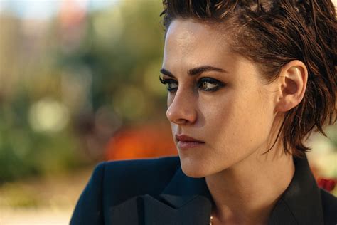 Kristen Stewart HD Wallpaper: American Actress with Brunette Short Hair