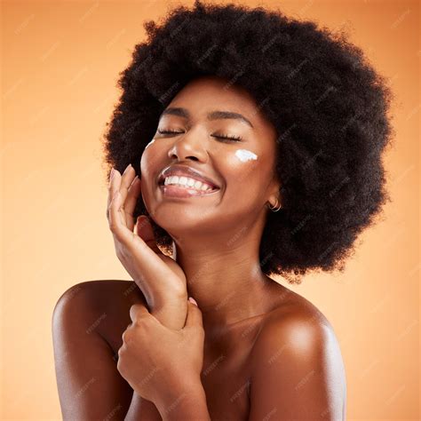premium photo beauty skincare  black woman   facial product