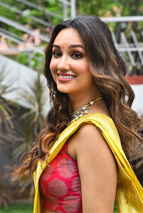 Akanksha Sharma : 'లైలా' సినిమా ఓపెనింగ్‌లో చీరకట్టులో ఆకాంక్ష శర్మ