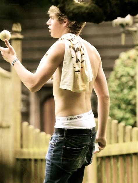 Celeb Saggers: Niall Horan Wears Calvin Kleins