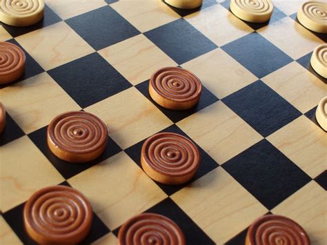 What moves can a king make in checkers – Artofit