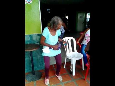 Viejita bailando vallenato - YouTube