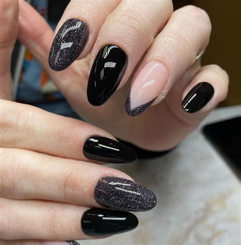 Unha Amendoada Preta Com Brilho - Unha preta decorada com glitter: o clássico dark com o glow do brilho