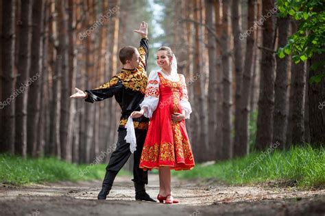 Muž a žena v Ruské národní oblečení — Stock Fotografie © ruslaniefremov ...