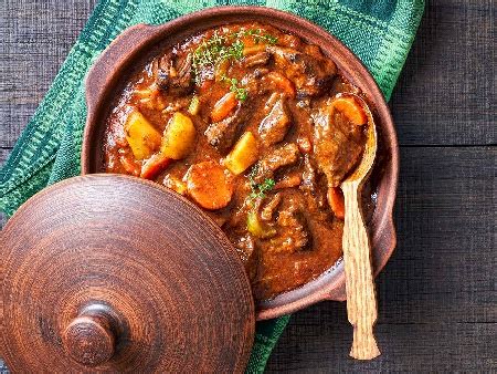 Печена агнешка плешка с картофи и моркови в глинен гювеч на фурна