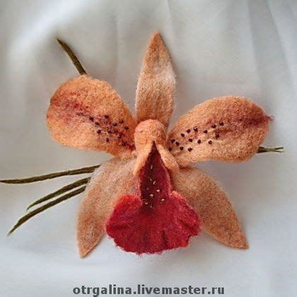 брошь 'орхидея Борнео' | Felt flower wreaths, Felt flowers, Felt brooch