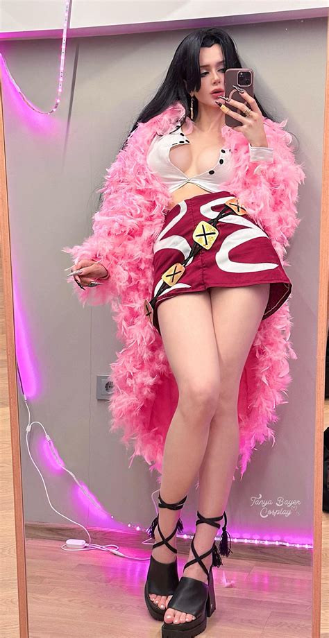 Boa Hancock x Doflamingo cosplay by Tanya Bayer : r/OnePiece