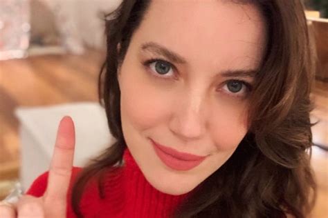 nathalia dill posa de vermelho  revela voto em lula