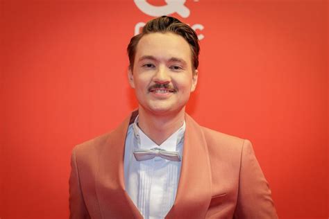 bram danst energetisch met bb vol liefde ster en frenkies baby vliegt