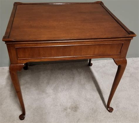 Wellington Hall Queen Anne Mahogany End Side Table For Sale at 1stDibs