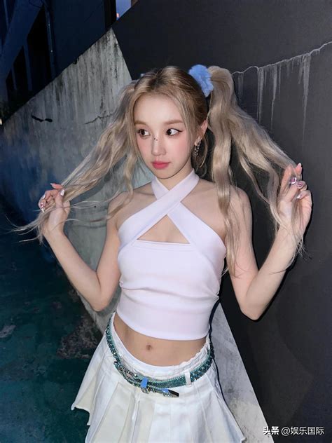 Song Yuqi wears double ponytails and wears a short skirt with flashing