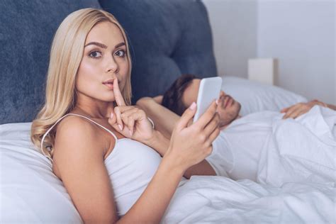 10 subtle signs your girl is cheating - GetYourDreamGirl