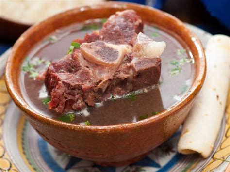 Delicioso caldo de res con CHAMORRO y chile de árbol: un básico contra ...