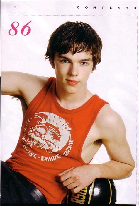 Pin by lindilou 🍷 on Boni | Nicholas hoult, Nicholas hoult skins, Warm ...