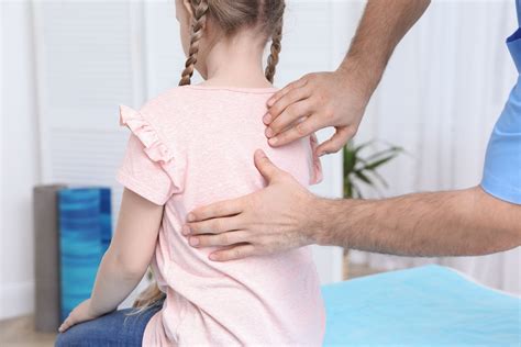 Scoliosi idiopatica, l'impatto emotivo e sociale