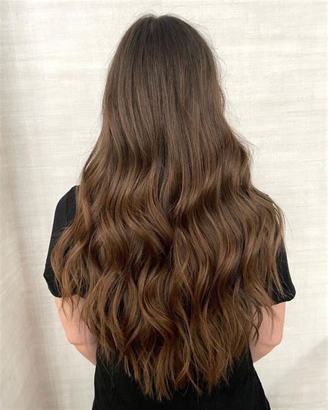 30 coiffures audacieuses pour transformer les cheveux longs ondulés