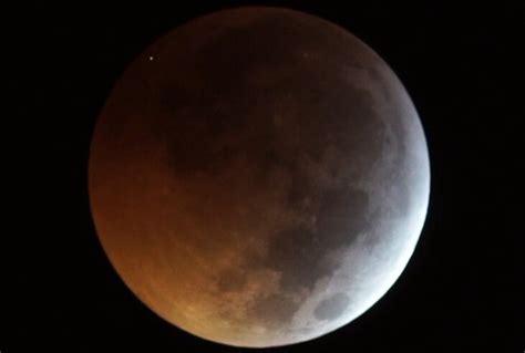 Огромный метеорит врезался в Луну со скоростью 61 тысяча километров в час