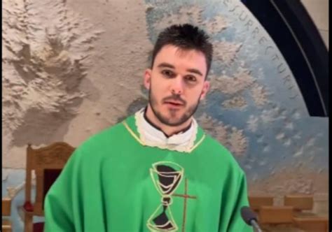 Seksi sveštenik zavodi po društvenim mrežama