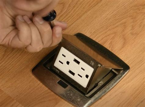 how to install screwless outlet covers