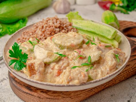 Рыба (филе минтая) с кабачком на сковороде — рецепт с фото пошагово