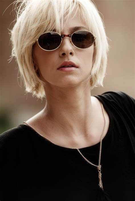 7 Chic Blonde Short Hair with Bangs for a Daring Look