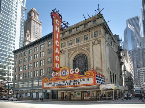 File:Chicago Theatre blend.jpg - Wikipedia