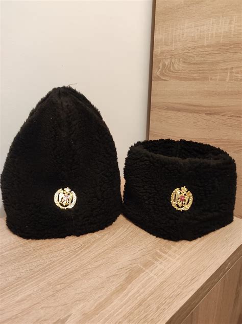 На продају шубаре, шајкаче и... - Продаја српских застава