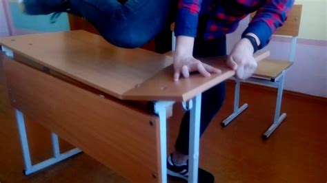 Пацан сломал парту в школе !!!ШОК СМОТРЕТЬ ВСЕМ!!! - YouTube