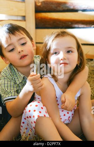 Kinder am Heuboden Stockfotografie - Alamy