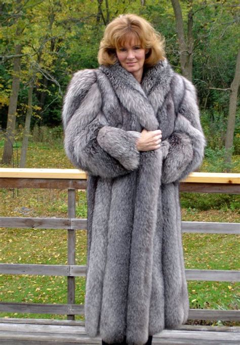 gray fox fur coat Fur Fashion, Fashion Photo, Big And Beautiful ...