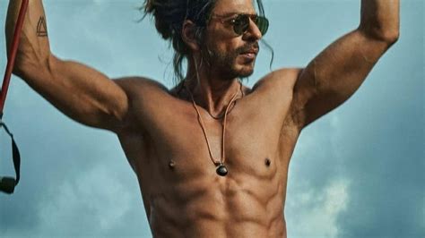 Suhana shares Shah Rukh Khan's Pathaan pic with 8 pack abs: 'Uhhh my ...