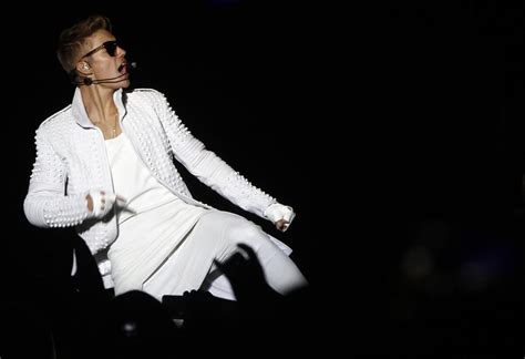 Bieber's naked vacation with girlfriend - Social News XYZ