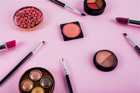 Различные косметика косметики и кисти на белом фоне | Бесплатно Фото