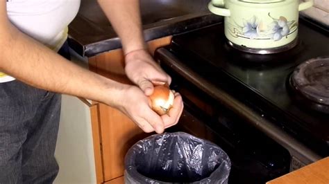 Как быстро почистить репчатый лук /How quickly to clean the onion - YouTube