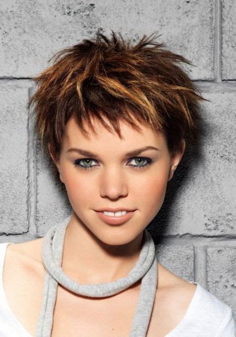 Coupe effilée dégradée cheveux courts