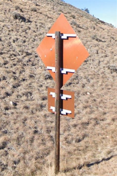 W7-1 Steep hill and use low gear sign back | Traffic signs, Wind ...