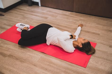 cocok  kaum rebahan   gerakan peregangan  atas kasur buat