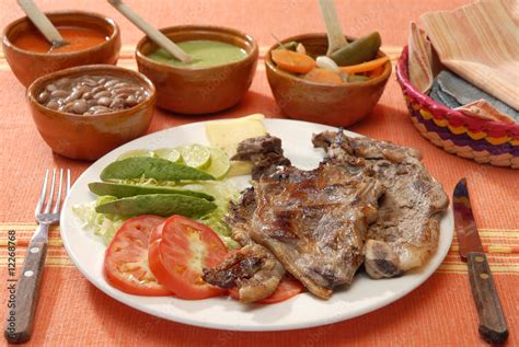 Costilla de res asada con ensalada y frijoles. México Stock Photo ...