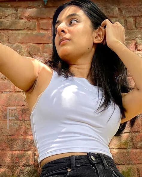 Stunning new photos of Esther Anil - Filmy19