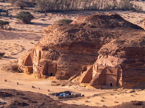 gunung  dipahat jadi rumah  lembah hijr saksi bisu kaum tsamud