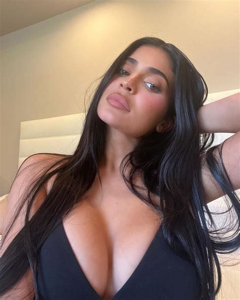 Kylie Jenner puts on busty display in sexy new selfies