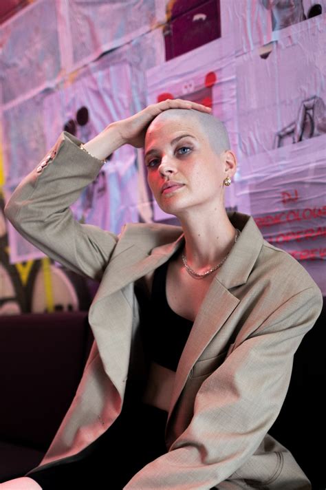 Störst av allt-stjärnan Hanna Ardéhn rakade av sig håret | ELLE