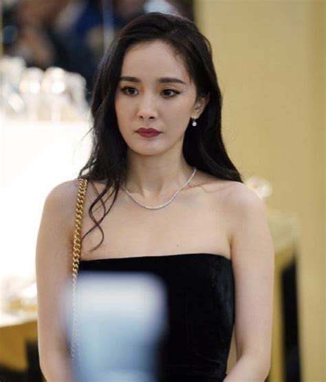 The beauty in front of the camera is like a flower, but the walking